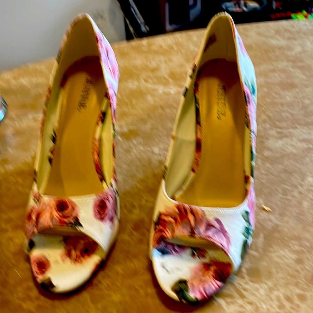 Absolutely Gorgeous White Floral Pumpz by just Fab